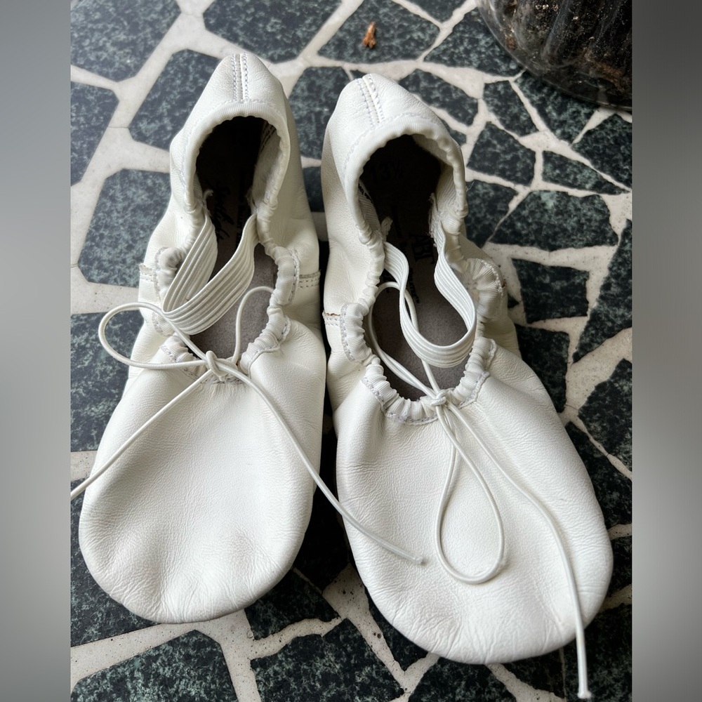 American Ballet Theatre girls size 13.5 ballet shoes in white. Leather in good